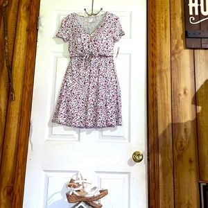 Short knotted top dress white w/flowers V-Neck (Buy Now Only)-No Offers